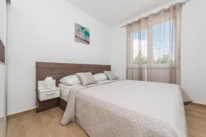 Andy modern & centrally located ap. for 6 with a pool 