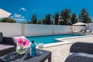 Andy modern & centrally located ap. for 6 with a pool
