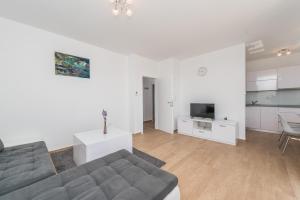 Andy modern & centrally located ap. for 6 with a pool