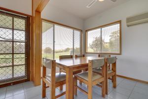 Stradbroke - Central Metung Escape