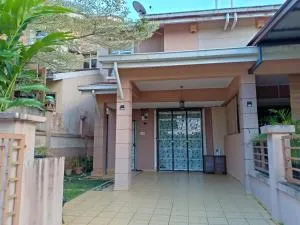 Muslim Dinaim Homestay - Kampung Suharto