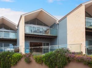 16 Seine Bay Apartment