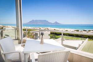 Luxury Private Beachfront 2 bedroom Dolphin Apartment, Blouberg, Cape Town - 4hvězdičkové hotely ve městě Bloubergstrand