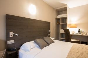 Hotels Logis Hotel Le Petit Casset : photos des chambres