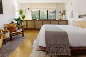 King Studio room in Silver Lake Pool & Inn