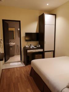 The V Hotel