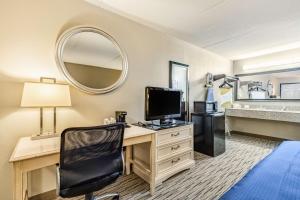 King Room room in SureStay Hotel by Best Western Tupelo North