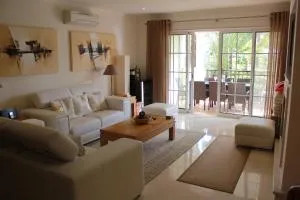 Luxury 3 Bedroom Apartment on Gated Complex - 奎特里拉