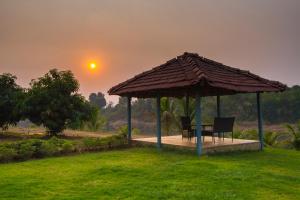StayVista at Shubmann Villa with Pvt Pool & River View