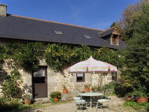 Cosy holiday home with terrace and garden near Quimperlé.