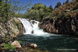 O Cabanel Albergue-Bar