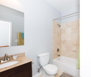 Steps to Convention Center, Downtown DC, and Metro Station: Private and Comfortable BedroomBathroom