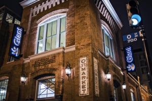 Steps to Convention Center, Downtown DC, and Metro Station: Private and Comfortable BedroomBathroom