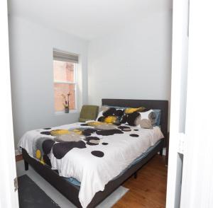 Steps to Convention Center, Downtown DC, and Metro Station: Private and Comfortable BedroomBathroom