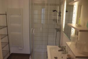 Appartements Villa des sables avec 1 studio pour 2 personnes pouvant etre complete par une chambre avec sa salle de bain et WC si 4 personnes : Studio Familial