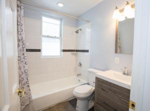 3-min walk to PETWORTH METRO STATION ;10 mins to CONVENTION CENTER: PRIVATE COZY and QUIET BEDROOM and BATHROOM