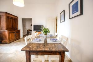 Spacious Apartment with Big Terrace at Colosseum