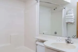 Baymont Inn & Suites by Wyndham Anchorage Airport - كيناي