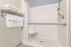 Queen Room - Disability Access - Non-Smoking room in Microtel Inn & Suites by Wyndham Klamath Falls