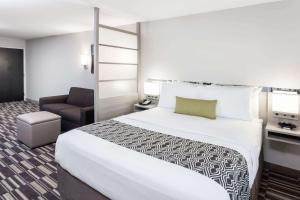 1 Queen Bed, Mobility Accessible Studio Suite, Non-Smoking room in Microtel Inn & Suites by Wyndham West Fargo Near Medical Center