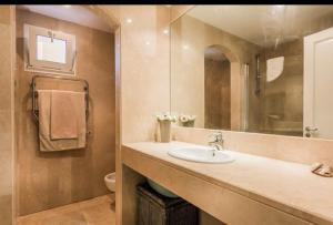 Apartamento con piscina ,playa con vistas panorámicas en la Marina de Sotogrande