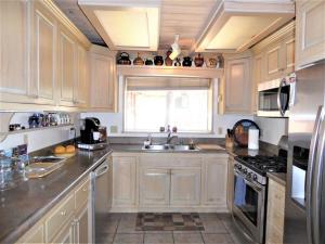 Dream Getaway-Secluded Hot Spa-Walk to Village-Walk to Pineknot Trailhead-Plus King Bed!