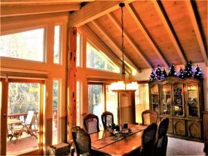 Dream Getaway-Secluded Hot Spa-Walk to Village-Walk to Pineknot Trailhead-Plus King Bed!