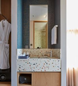 Phòng Deluxe Giường Đôi Ở Góc (Deluxe Corner Double Room)