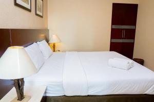 2BR Apartment with Private Bathtub at Galeri Ciumbuleuit 1 By Travelio