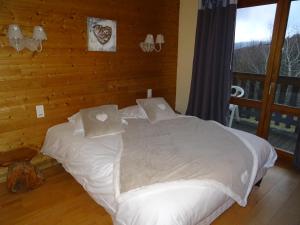 Hotels Logis La Bouloie : Chambre Lit King-Size - Vue sur Montagne