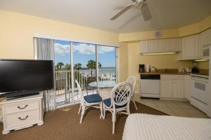 Deluxe Queen Studio  room in Edison Beach House