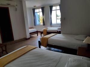 Gloria - Galápagos Inn