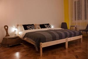 BGMignonne, so cozy, so relaxing, so near center