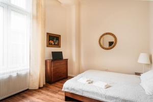 Spacious room - 4 minutes from Market !
