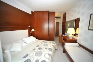 Double or Twin Room with Balcony and Lateral Sea View room in Hotel Corallo