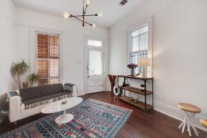 one bedroom house room in St. Claude Avenue