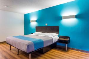 Deluxe King Room - Non-Smoking room in Motel-6 Lagrange Ga