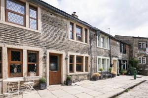 Stunning Blackberry Cottage with Log Burner - located on Haworth Main Street