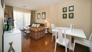 Superior One-Bedroom Apartment (3 Adults or 2 Adults + 2 Children) room in Leo Islamar
