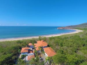 Casa Tres Cocos, Elegant Beachfront Home