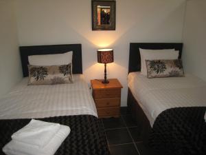 Romeo Cottage - Sleeps 4 - Open Plan Barn - Private Hot Tub & Garden