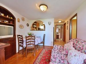 Comfy And Warm Ap With Balcony Surrounded With Beautiful Nature