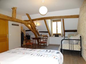 B&B / Chambres d'hotes B&B Le Corbier : Chambre Familiale avec Salle de Bains Privative