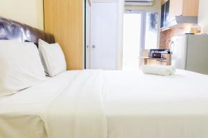 Minimalist Studio Green Pramuka City Apartment By Travelio