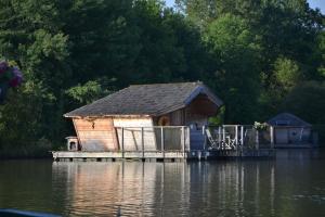 Lodges Village Flottant de Pressac : Cabane Flottante Familiale 