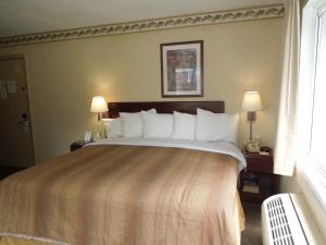 King Room - Non-Smoking room in Days Inn by Wyndham Cleveland Lakewood
