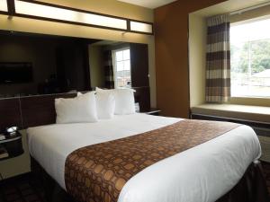 Queen Room - Disability Access - Non-Smoking room in Microtel Inn and Suites North Canton