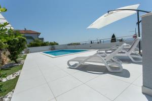 Charming modern house with the new swimming pool - apartment Maya 1