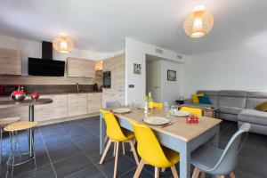 2-Br with Garden and Pool in the Heart of Palm Beach