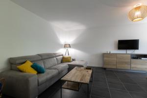 2-Br with Garden and Pool in the Heart of Palm Beach